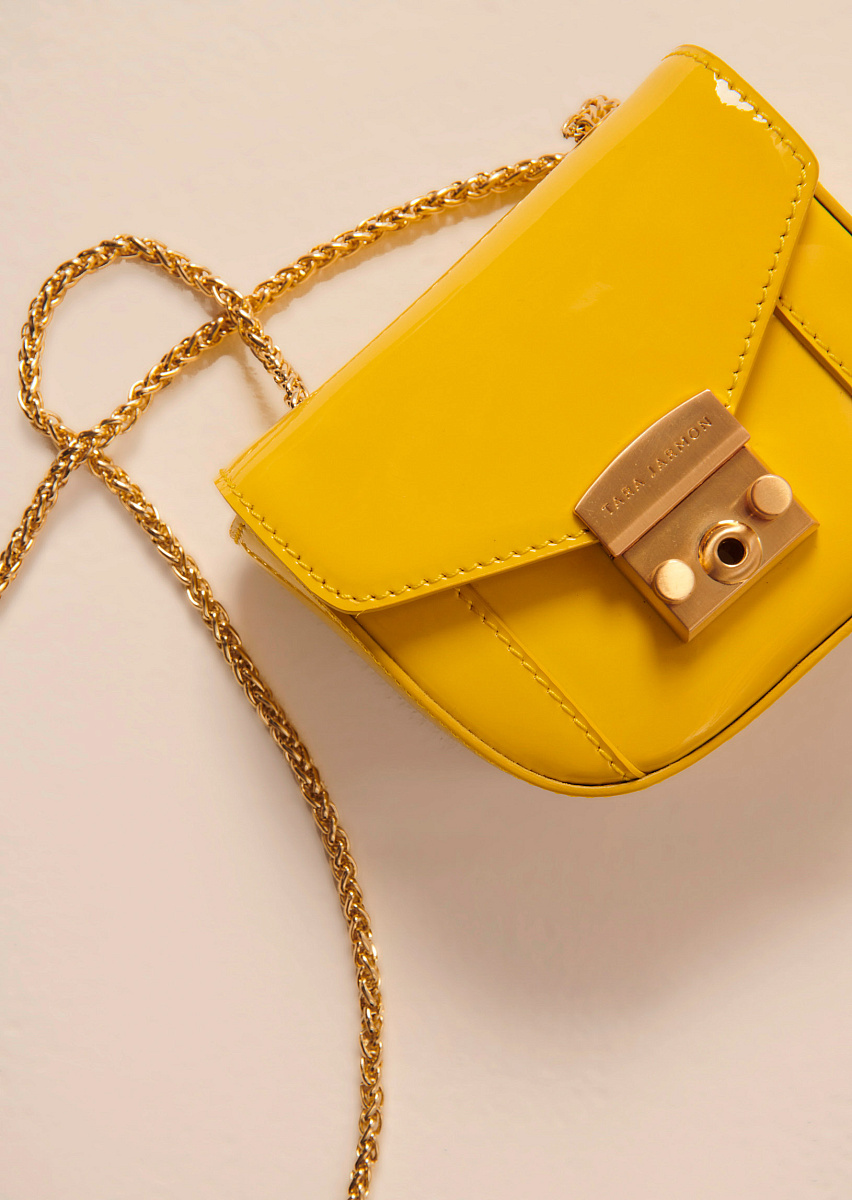 Желтая сумка Micro Sarah из лакированной кожи