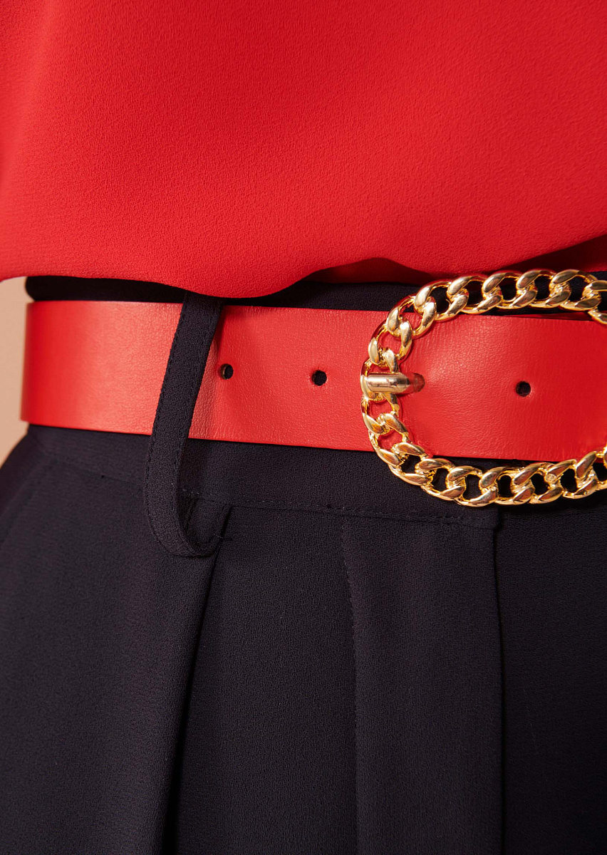 Ремень из кожи в красном цвете с позолоченной пряжкой Ремень из кожи в красном цвете с позолоченной пряжкой